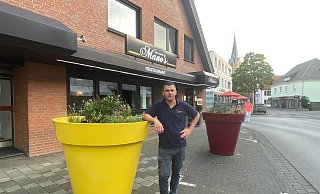 Gleich zwei Blumenkübel nehmen Manuel Yüksel die beiden Parkplätze direkt vor seinem viel frequentierten Imbiss an der Brockhäger Straße weg. - Burkhard Hoeltzenbein