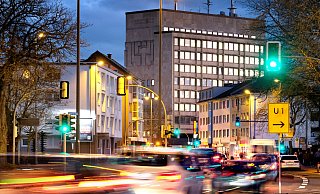 Mit dem Auto bis in die Innenstadt: Vierspurig braust der Verkehr auf der Friedrich-Ebert-Straße am Rathaus vorbei. Eine der Sorgen des Bündnisses: Dass zwei Spuren zugunsten der Radfahrer wegfallen. - Andreas Frücht Mit dem Auto bis in die Innenstadt: Vierspurig braust der Verkehr auf der Friedrich-Ebert-Straße am Rathaus vorbei. Eine der Sorgen des Bündnisses: Dass zwei Spuren zugunsten der Radfahrer wegfallen. - Andreas Frücht