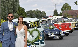 15 Oldtimer mit H-Kennzeichen begleiteten das Brautpaar Alicia Koch-da Silva und Marcel Koch von der Evangelischen Kirche in Friedrichsdorf zur Feierlokalität an der Siekstraße.