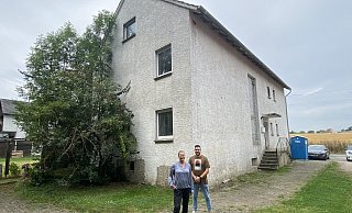 Christine Harodt und Tobias Wiebesiek vor der Unterkunft. - Dirk Windmöller