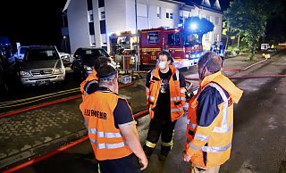 Feuerwehrmänner besprechen in Bünde die aktuelle Lage. - Charlotte Mahncke