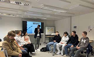 Trainer Onur Özgen bringt den Zehntklässlern der Franz-Stock-Realschule die Chancen und Risiken der virtuellen Realität bei.Finnjard Rehkämper, Finn Kirchner, Florian Plessner, Jason Kreis, Martin Schulte, Mischa Tumanez, Önur Özgen, Seda Cakmak, (v.l.) Leander Wilke - Jennifer Retslav
