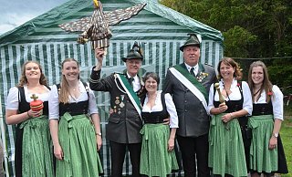 Der neue Nienhagener Thron: Adjudantin Louisa Hagemeyer, Ehrendame Antonia Niehage, König Ralf Schulz-Henze, Königin Mayra Gonzalez Rodriguez, Kronprinz Jürgen Niehage, Kronprinzessin Manuele Kunze, Ehrendame Jana Kunze. - Sibylle Kemna