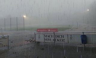 Wenn ein Werbeslogan passt: Das Unwetter auch über Jöllenbeck sorgte dafür, dass der zehnte Fruchtalarm-Cup abgebrochen werden musste. - Nicole Bentrup