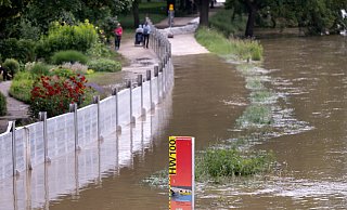 5. Juni, Regensburg: Eine Schutzwand steht in der Altstadt am Ufer der Donau. Die Bilder des jüngsten Hochwassers in Süddeutschland haben in NRW Erinnerungen an die Flut 2021 geweckt. - Sven Hoppe