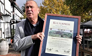 Kulturpreisträger Alfons Holtgreve mit der schön gestalteten Urkunde. - Simone Flörke