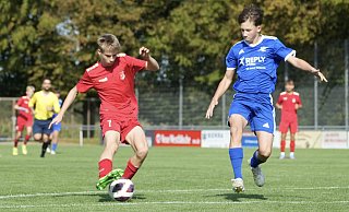 Theesens Silas Bode (l.) traf für den VfL Theesen im Spiel der C-Jugend-Westfalenliga in Wiedenbrück. - Peter Unger