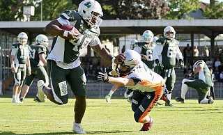 Auch auf die Läufe von Runningback Jalen Starks (l.) setzen die Bulldogs im Heimspiel gegen Lübeck. - Peter Unger