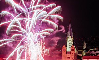 Dieser Blick aus dem Hotel Arosa zeigt das Feuerwerk zum Libori-Finale in Blickrichtung Paderquellgebiet und Dom. - BESIM MAZHIQI