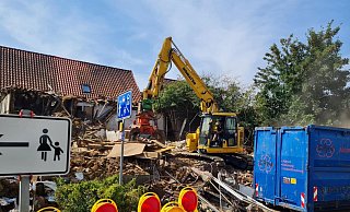 Mit Hochdruck laufen derzeit die Abbrucharbeiten des einst denkmalgeschützten Hauses, dass sich leider zu einer Schrottimmobilie entwickelt hat. - Marianne Schwarzer