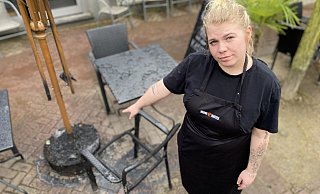 "Wer macht so etwas?" Kim Pawliczek (28) ist Betriebsleiterin im "Verve Kaffee" an der Berliner Straße. Hier sind vier Stühle, zwei Tische und ein großer Sonnenschirm abgebrannt. - Christian Bröder