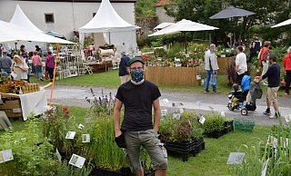 Wie im vergangenen Jahr müssen die Aussteller und Gäste auf dem Gelände einen Mundnasenschutz tragen. Wie hier Konstantin März, der Bioland-Produkte anbietet. - Anja Ebner