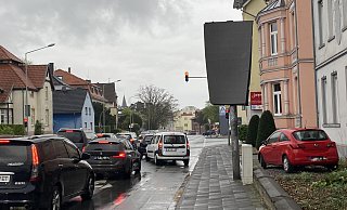Ein Lieferfahrzeug hat die Tafel des Parkleitsystems an der Neuhäuser Straße beschädigt. - Marc Schröder