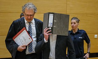 Der Angeklagte soll seine Kollegin bei einer Party erstochen haben. - Andreas Zobe