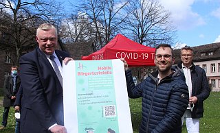 Bürgermeister Daniel Hartmann (v. l.) stellt mit den Apothekern Hauke Bitterberg und Elmar Wiederhake das Konzept der mobilen Bürgerteststelle für die Ortschaften vor. - Burkhard Battran