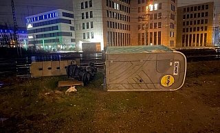 Dieses umgeworfene Dixi-Klo und der Kinderwagen (daneben) lagen morgens auf den Gleisen am Hauptbahnhof. - Polizei