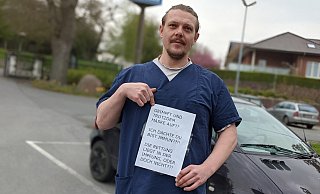 Dimitrij Rekling hat hinter die Scheiben seines Autos Zettel mit polemisierenden Corona-Sprüchen geklebt. - David Knapp