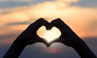 Wer auf der Suche nach einer Partnerin oder einem Partner ist, hat mehrere Möglichkeiten jemanden kennenzulernen. Eine davon ist Online-Dating. - Pixabay (Symbolbild)