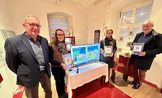 In Fürstenberg sind (v. l.) Initiator Antonius Monkos, Claudia Großmann (Familienzentrum), Antonie Gräfin von Westphalen zu Fürstenberg und Peter Gödde (Kulturscheune) froh über die neuen Hörgeschichten. - Jens Reddeker