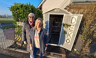 Britta Lissel und Kerstin Klemme haben sich mit ihrem Deko-Häuschen einen kleinen Traum erfüllt. - Peter Heidbrink