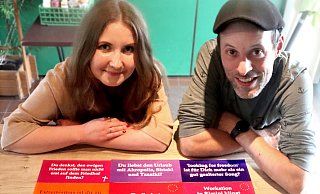Katharina Wolff und Jan Brockelt werben mit bunten Karten und markigen Slogans speziell bei jungen Leuten für die Teilnahme an der Europawahl. - Andreas Sundermeier