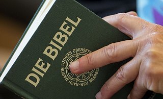 Der Inhalt der Bibel überraschte auch die erfahrenen Sprengstoff-Experten der Bundespolizei. - Symbolfoto: picture alliance / dpa