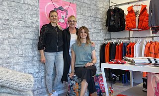 Birgit Horndasch (Mitte) freut sich mit ihren Mitarbeiterinnen Darina Vogel (links) und Diana Möller (rechts) über die gelungene Neueröffnung am vergangenen Wochenende. - Copyright 2023 Wencke Meckenstock . All rights reserved.