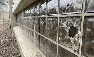 Die Vandalen wüteten an der Turnhalle Bustedt und beschädigten mehrere Fensterscheiben. - Felix Eisele