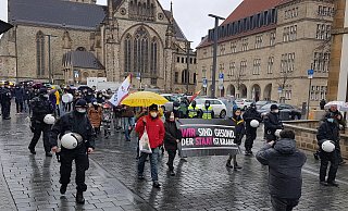 Als Zeichen gegen die Impfpflicht gingen in Paderborn rund 350 Menschen auf die Straße. - Viktoria Bartsch