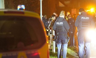 Der mutmaßliche Täter aus Ostkilver wird von Polizisten abgeführt. Er scheint außer einer Rettungsdecke nichts zu am Leib zu tragen. - FREITAG-TV/Stock