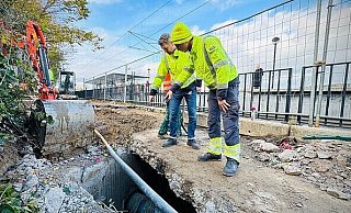 Die Stadtwerke im Einsatz an der beschädigten Fernwärmeleitung in Wellensiek. - Stadtwerke Bielefeld