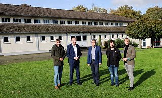 Rudolf Bracke (Fachbereichsleiter Gebäudewirtschaft und Umwelt), Landtagsabgeordneter Bernhard Hoppe-Biermeyer, Bürgermeister Uwe Gockel, Lars David (Sachbearbeiter Fachbereich Bauen und Planen) und Simon Daniel (Fachbereichsleiter Bauen und Planen; von links) freuen sich, dass die Dachsanierung der Gemeindehalle bald starten kann. - Hoppe-Biermeyer