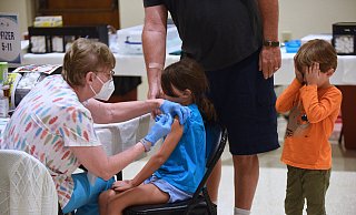 Ein Mädchen wird geimpft: In den USA - wie hier in Florida - werden auch unter 12-Jährige bereits geimpft. In Deutschland steht die Empfehlung der Ständigen Impfkommission noch aus. Sie wird in der kommenden Woche erwartet. - picture alliance / ZUMAPRESS.com
