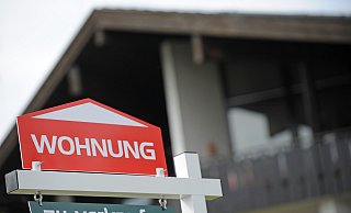 Die Nachfrage an Eigentumswohnungen lässt nach, die Preise sinken. Das bekommen auch heimische Immobilienmakler zu spüren. - dpa