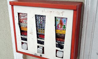 Der mutmaßliche Täter machte sich an dem Automaten zu schaffen. Als Zeugen kamen, versuchte er sein Werkzeug zu verstecken. - Pixabay