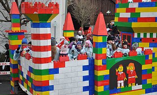 Das Kinderprinzenpaar freut sich ganz besonders auf die Fahrt mit der Legoburg durch Fürstenberg am Rosenmontag. - Brigitta Wieskotten