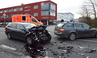 Die Trümmerteile verteilen sich auf der Straße. - Polizei Herford