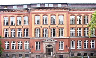 Die Volkshochschule Höxter-Marienmünster, das ist die ehemalige Baugewerkschule am Möllinger Platz. - NW-Archiv