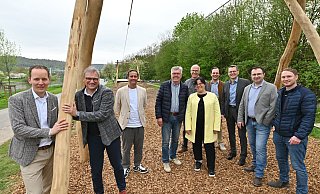 Jens Klingemann (v. l.), Frank Sievers, Klingemann-Bereichsgeschäftsführer Hendrik Thüning, Dietmar Beineke (FV-LGS), Thomas Schöning (FV-Vorsitzender), Claudia Koch, Paul Seydell, Michael Meier (Schatzmeister FV-LGS), WDB-Geschäftsführer André Lämmel und Dennis Altmiks von WDB. - Thomas Kube