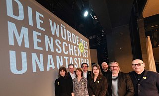 Ein starkes Team präsentiert die Produktionen der neuen Spielzeit, von links: Intendantin Nadja Loschky, GMD Alexander Kalajdzic, Theaterpädagogin Martina Breinlinger, Michael Mund (Musiktheater), Verwaltungsdirektorin Stefanie Niedermeier, Tanzchef Felix Landerer, Schauspieldirektor Dariusch Yazdkhasti und Intendant Michael Heicks. - Andreas Zobe
