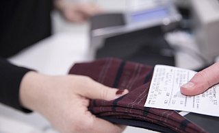 Nicht jedes Geschenk zu Weihnachten kommt gut an: Händler gewähren aber häufig ein verlängertes Umtausch- oder Rückgaberecht. - Florian Schuh