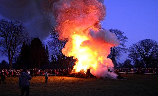 Osterfeuer sind von der Regelung ausgenommen, weil es sich um sogenannte Brauchtumsfeuer handelt. - Kreis Höxter