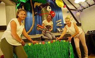 Bärbel Wiedemann (v.l.), Jessica Mey und Bärbel Schneider dekorieren das Haus des Gastes sommerlich für die Prunksitzungen. - Niklas Krämer