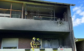 Über eine Leiter gelangten die Feuerwehrleute auf den Balkon, wo das Feuer ausgebrochen war. - Feuerwehr Paderborn