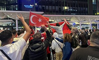 Türkische Fans feiern an der Bushaltestelle auf dem Jahnplatz das Abschneiden ihrer Mannschaft. - Jürgen Mahncke