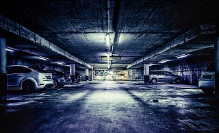 Eine Passantin griff entschlossen ein im Parkhaus. (Symbolbild). - Pixabay/Tama66