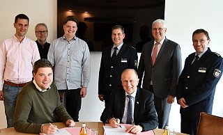 Die Akteure des Neubauprojekts bei der Vertragsunterzeichnung im Paderborner Kreishaus. - Kreis Paderborn