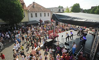 Vor allem während der Tanzvorführungen war die Bühne auf dem Rahdener Kirchplatz am Sonntagnachmittag umlagert. - Joern Spreen-Ledebur