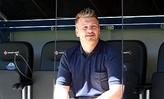 Lukas Kwasniok, neuer Trainer des SC Paderborn 07, fühlt sich auf der Bank des SCP schon wohl. Nun hat er auch das Trainerteam beisammen. - Uwe Müller