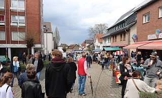 Zum Frühlingsfest 2023 kamen tausende Besucher. Den ganzen Nachmittag über schoben sich die Besucherströme durch die Lübbecker Straße. - Judith Gladow
